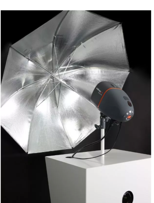 Studioblitz mit Reflexschirm der LA-Fotobox